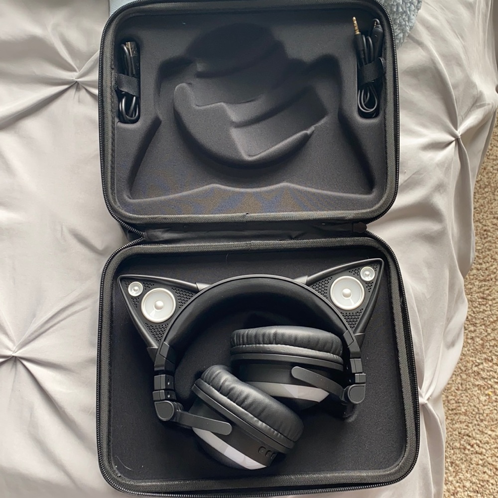 Black light up headphones